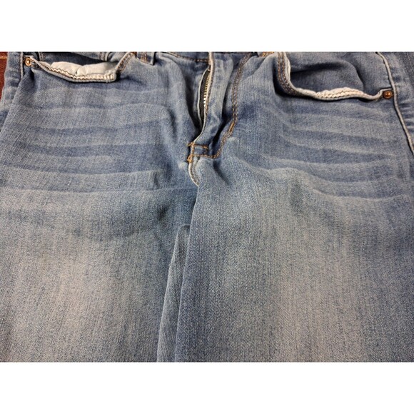 Almost Famous Premium Women’s Size 7 Light Wash Mid Rise Denim Jeans NWT - Picture 4 of 16